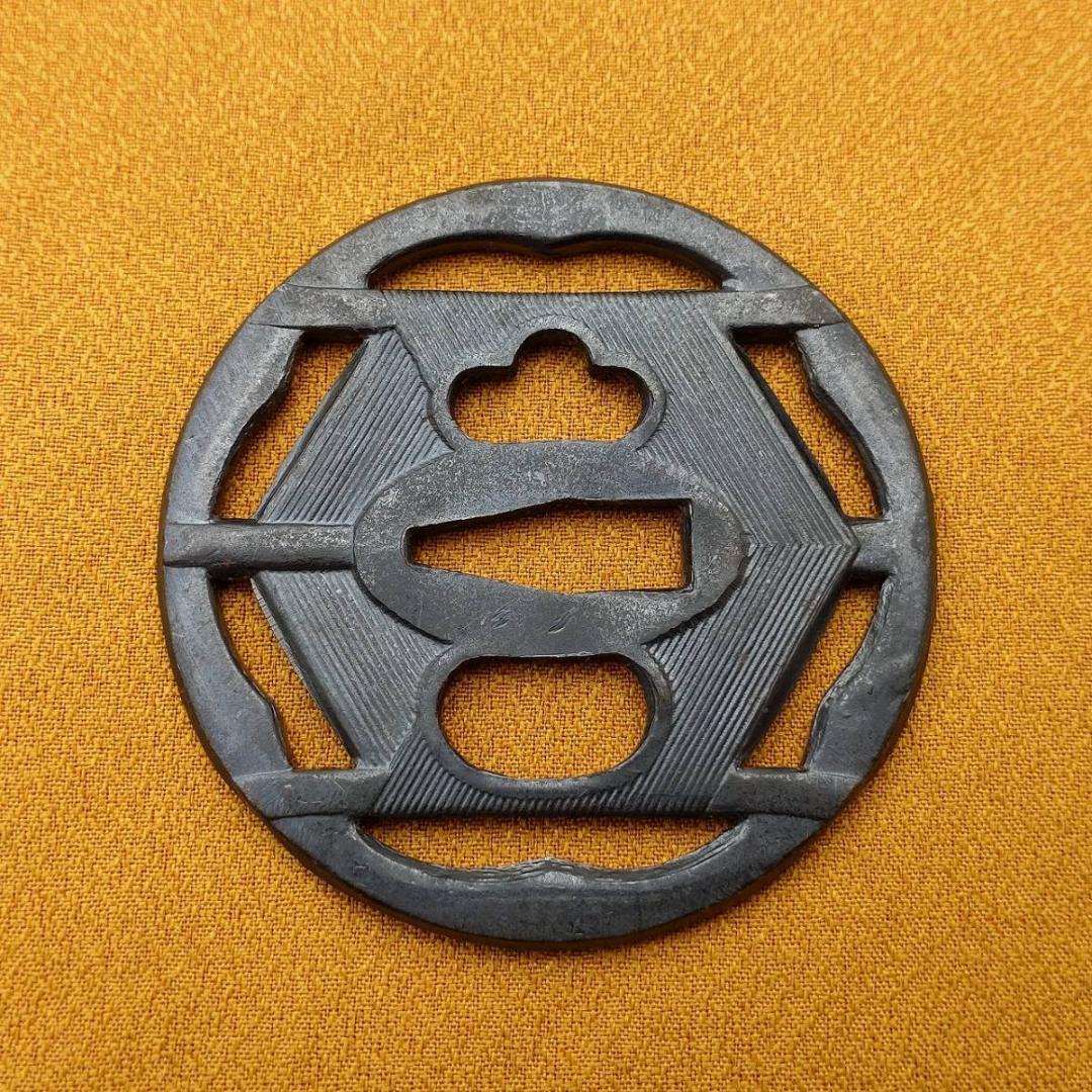 日本刀の鍔 直径約70㎜ 鍔 刀の鍔 鉄地 つば ツバ 鐔 　【9992】