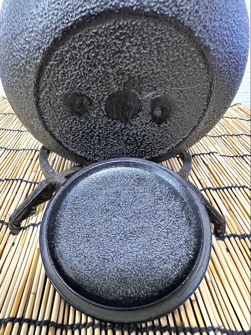 未使用品、供箱、栞、タグ付　南部岩鋳造　１８型姥口アラレ　南部鉄瓶　南部鉄器