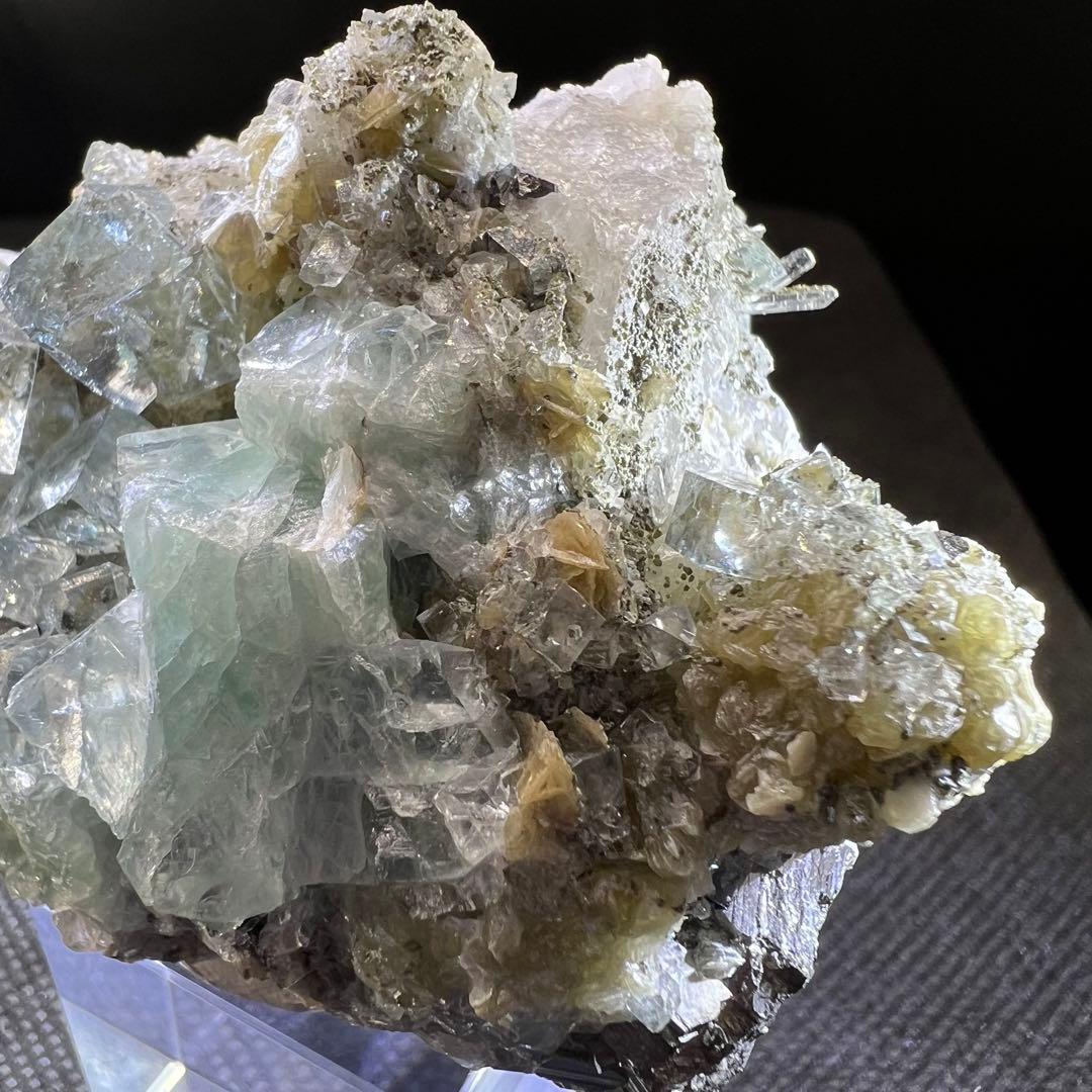ヤオガンシャン産　「白緑色」「ミントグリーン」多数鉱物共生フローライト
