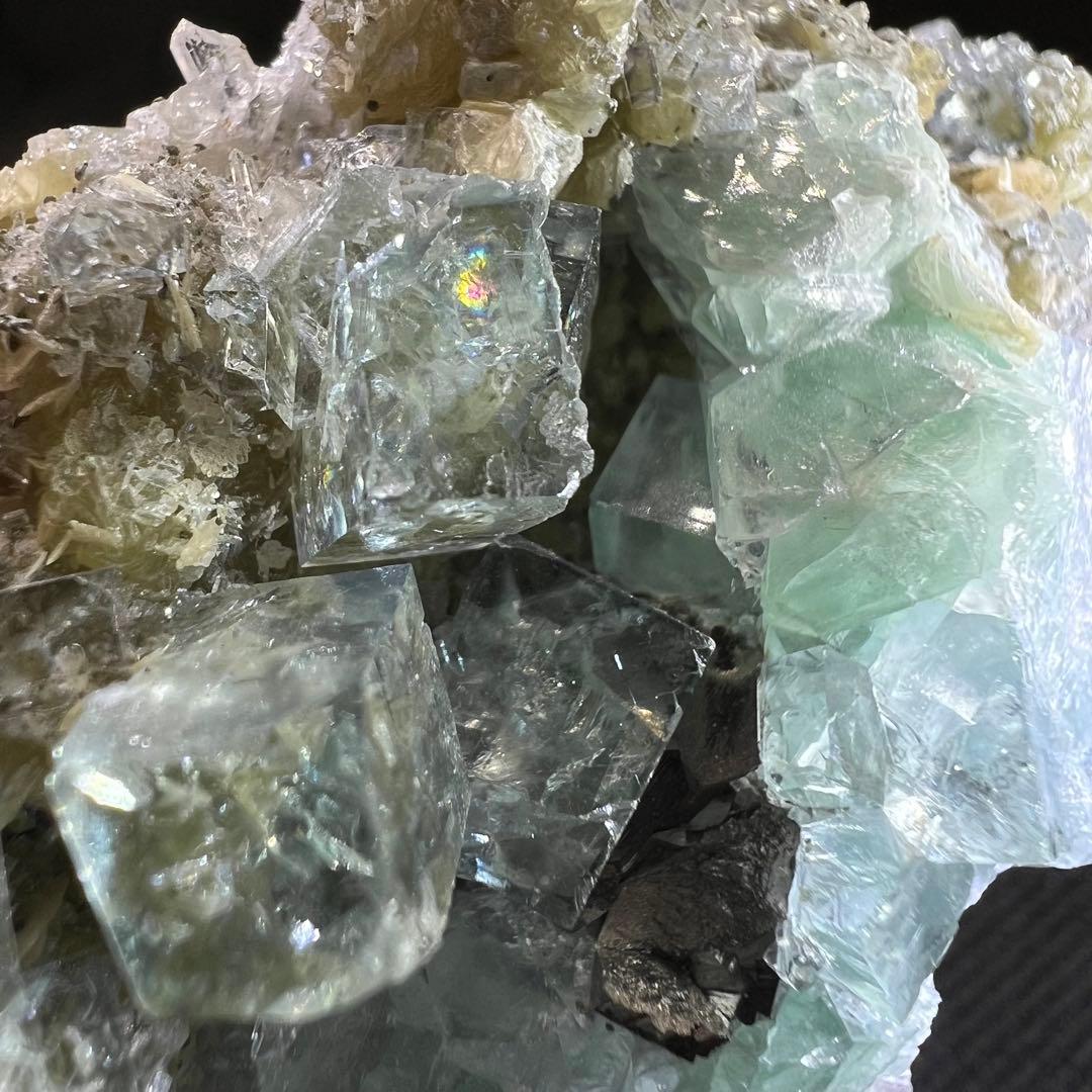 ヤオガンシャン産　「白緑色」「ミントグリーン」多数鉱物共生フローライト