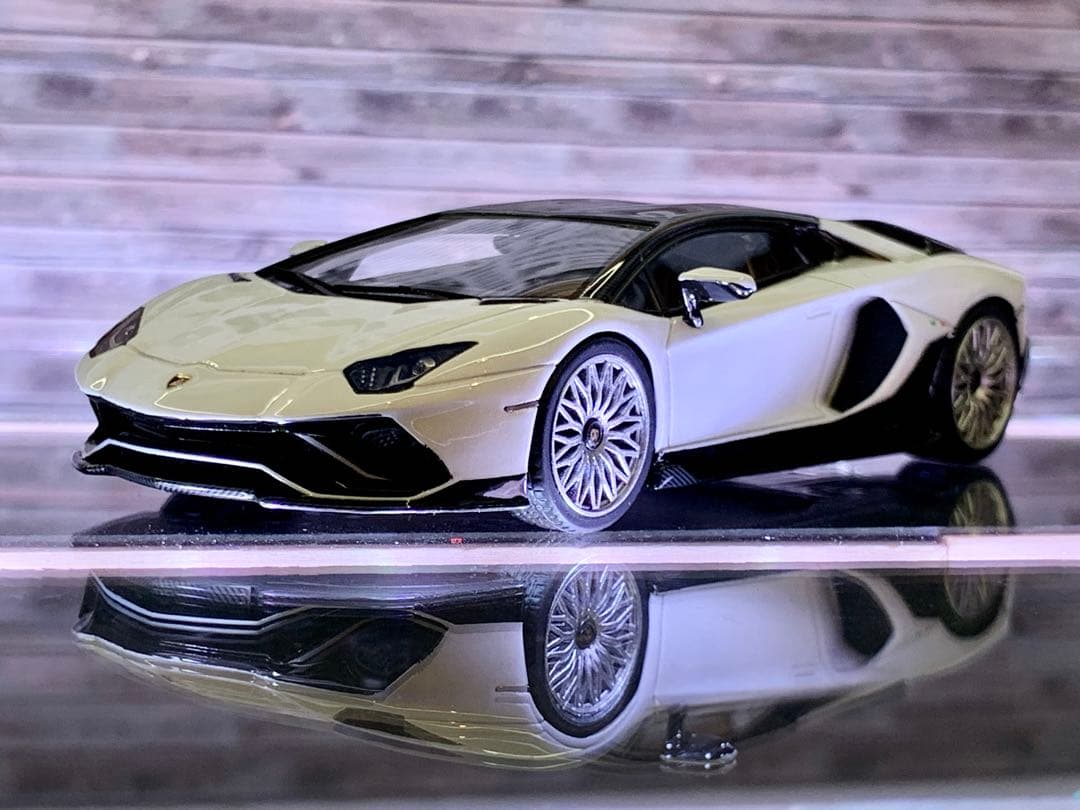 1/43 ランボルギーニ アヴェンタドール Ultimae Bianco Isi