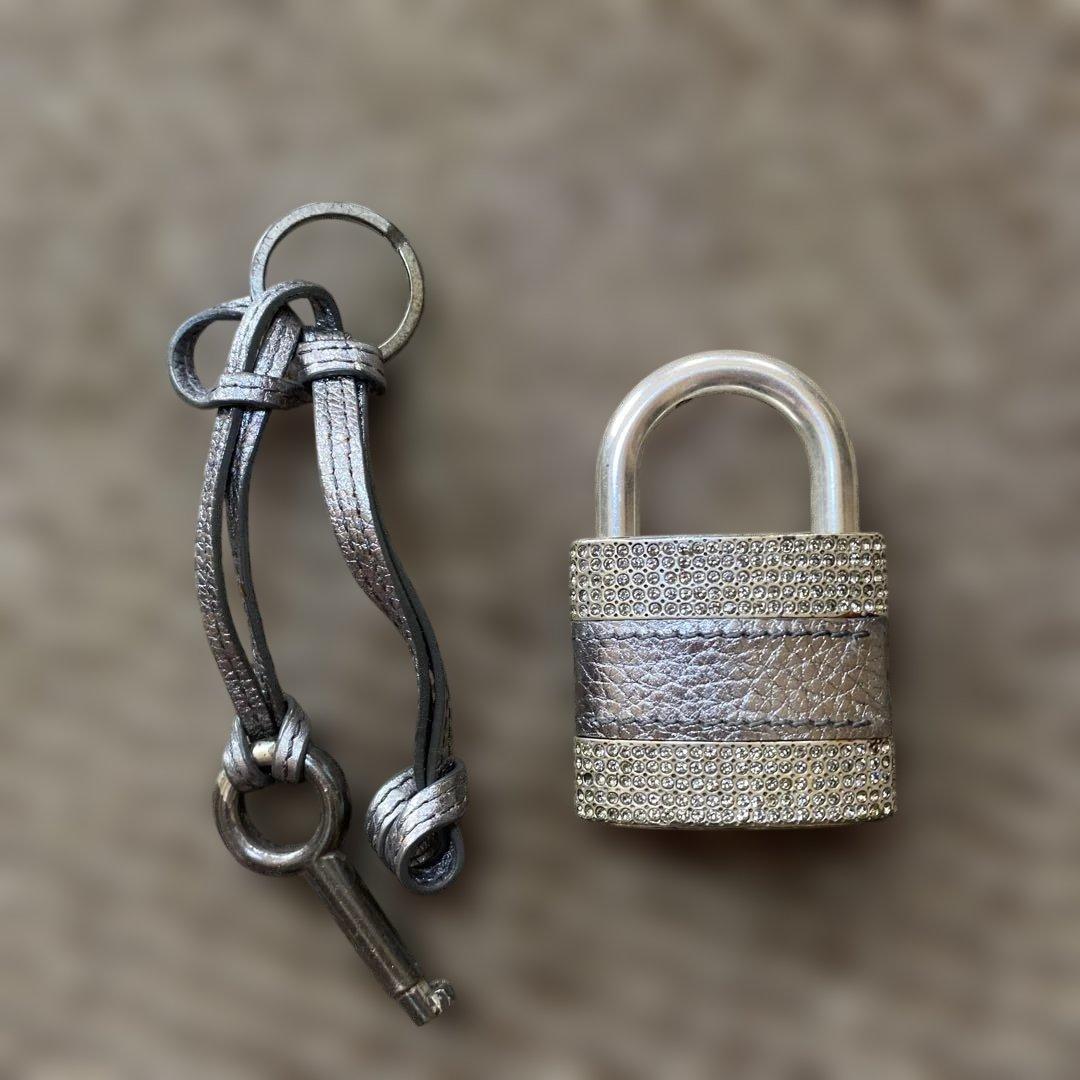 クロエ　キラキラカデナ　南京錠　バック　キーチャーム