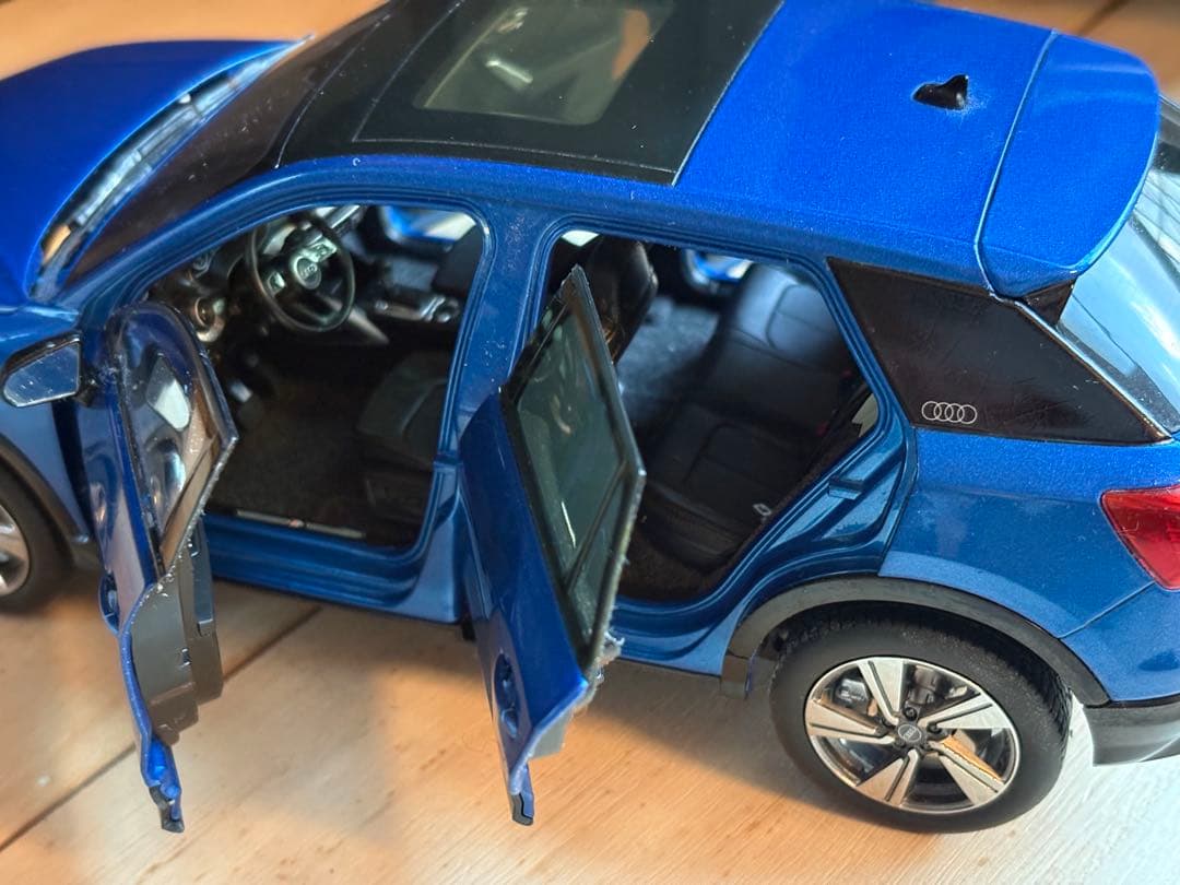 超美品❗️全開閉　希少Audi Q2L ミニカー 青色1/18