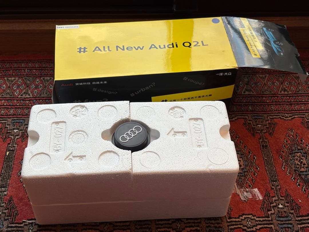 超美品❗️全開閉　希少Audi Q2L ミニカー 青色1/18