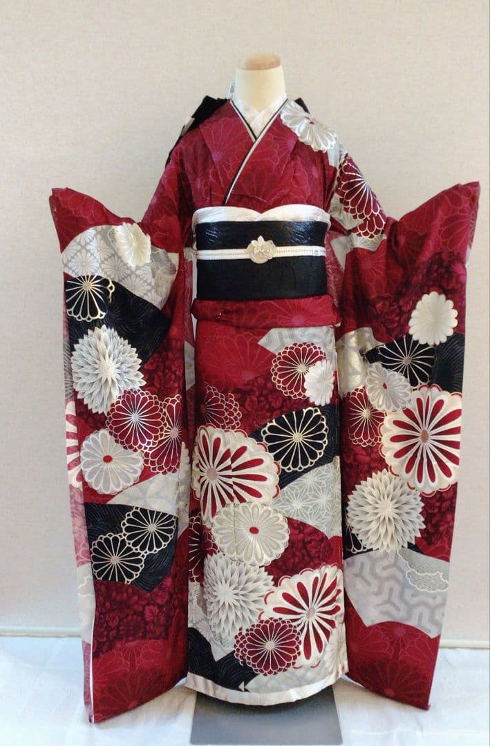 中村里砂　人気のエンジ　振袖セット