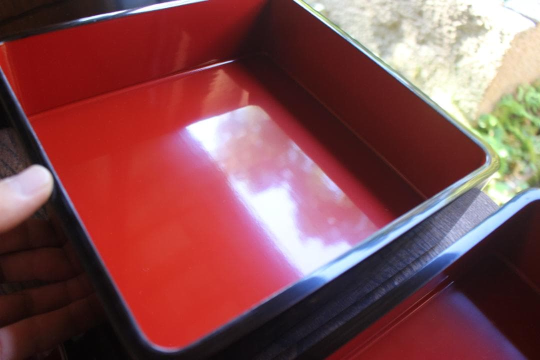 デッドストック！端正な内朱黒漆に優美な松竹梅沈金の輪島塗台付二段重（検重箱お重