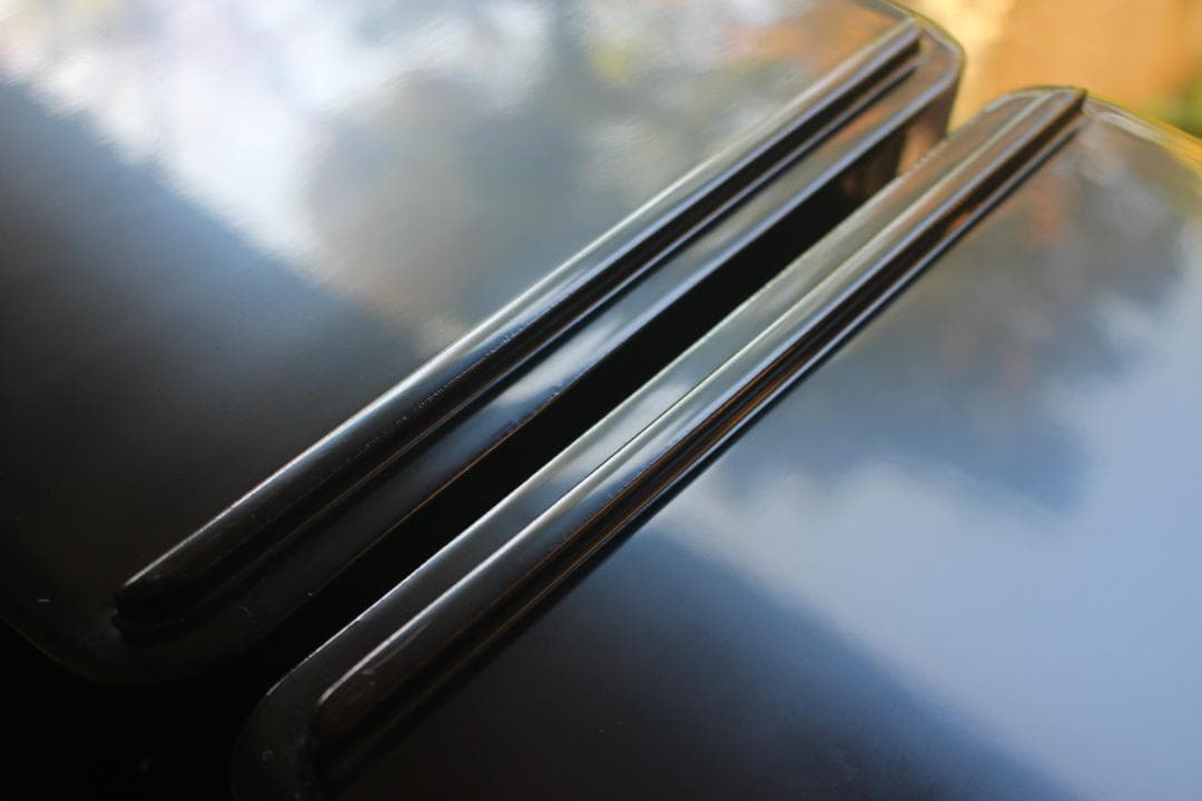 デッドストック！端正な内朱黒漆に優美な松竹梅沈金の輪島塗台付二段重（検重箱お重