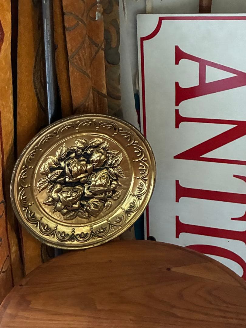 イギリス　アンティーク　真鍮　飾り皿　ビクトリアン　薔薇柄　バラ　100年