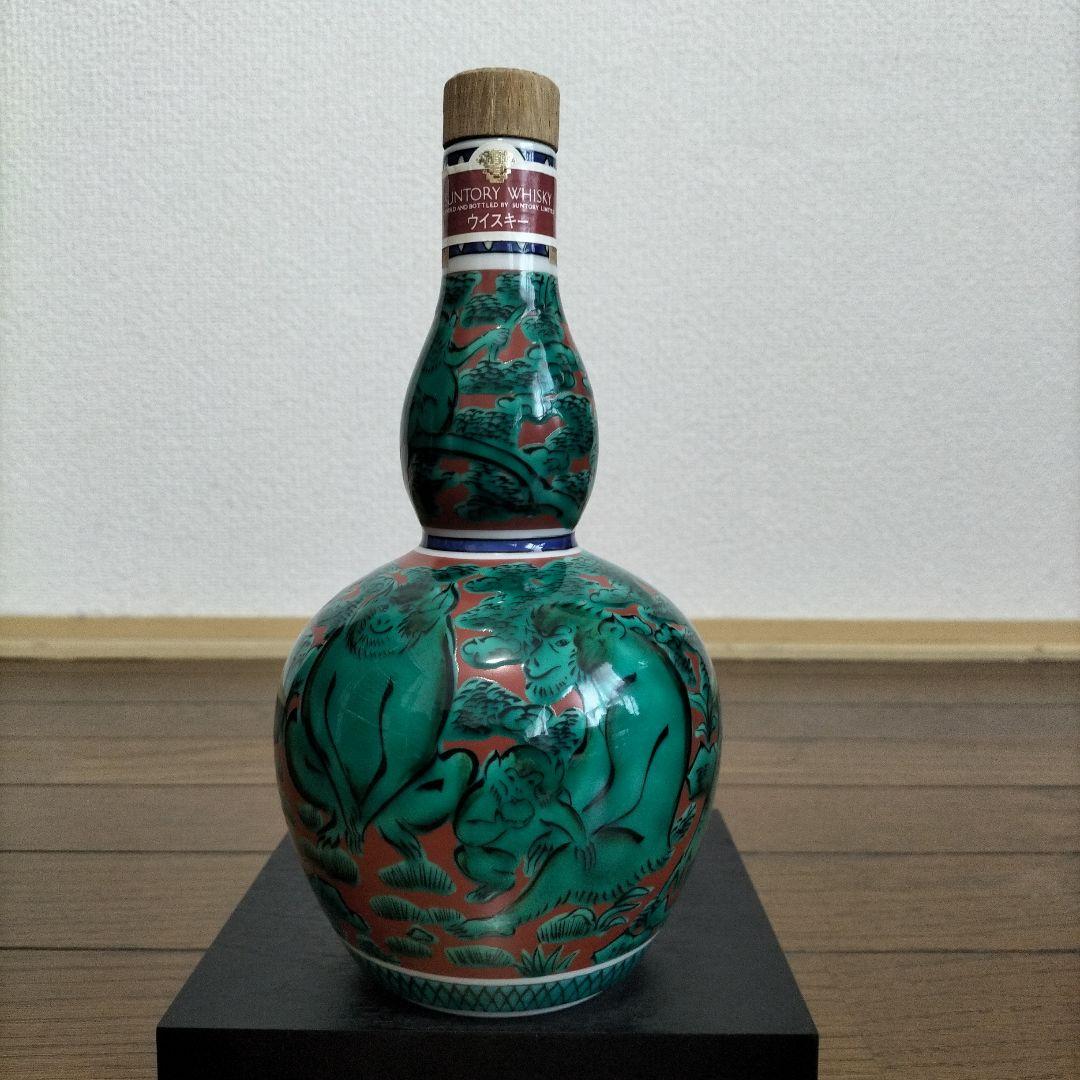 空き瓶　サントリー 特製ウイスキー 【九谷焼 瓢型木米風申文 】木箱、台座付き
