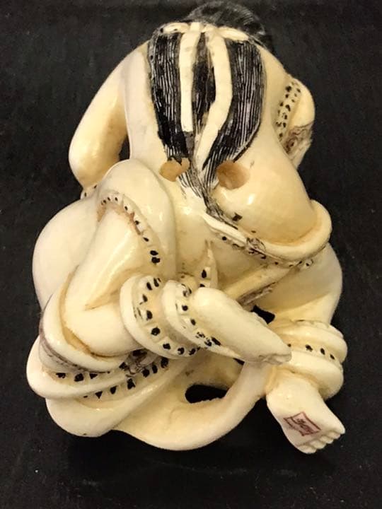 時代根付　在名吉川　蛸と海女　北斎漫画