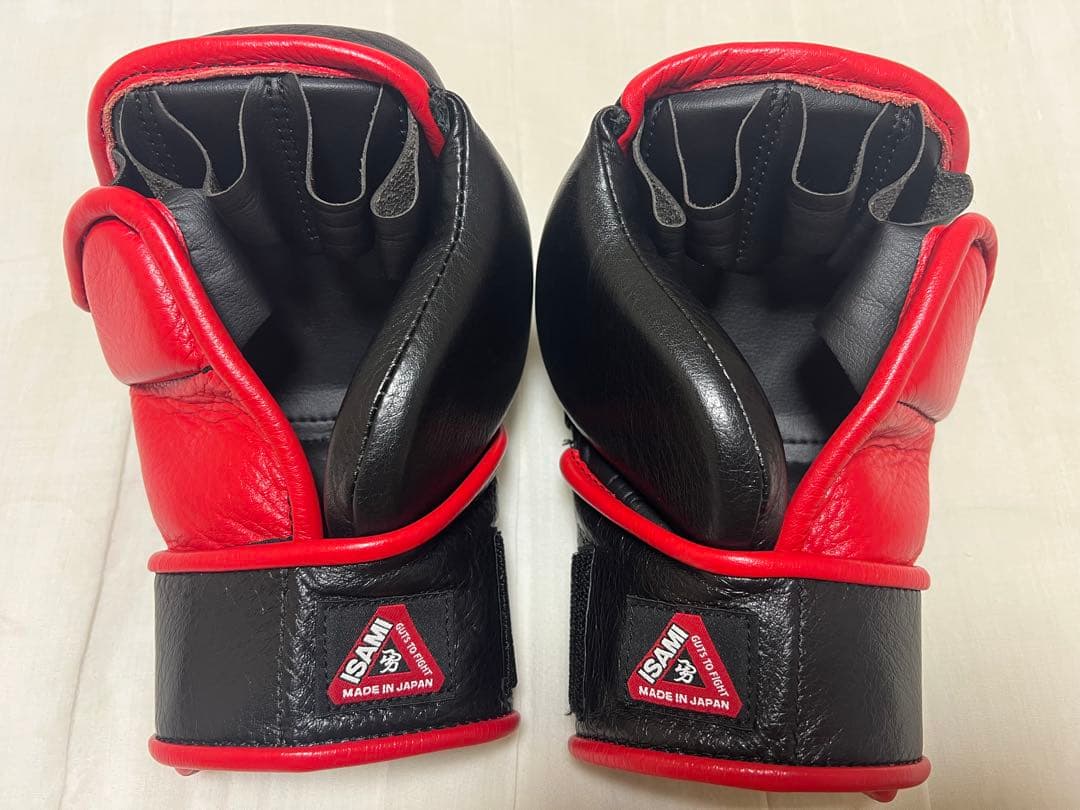 ISAMI パウンドグローブ 黒/赤