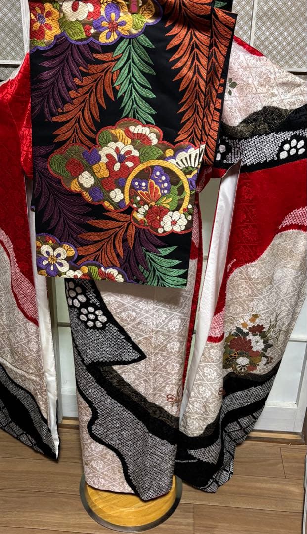 セミアンティーク 振袖7点セット 正絹部分絞りに箔使い　 赤黒白 華やか古典美
