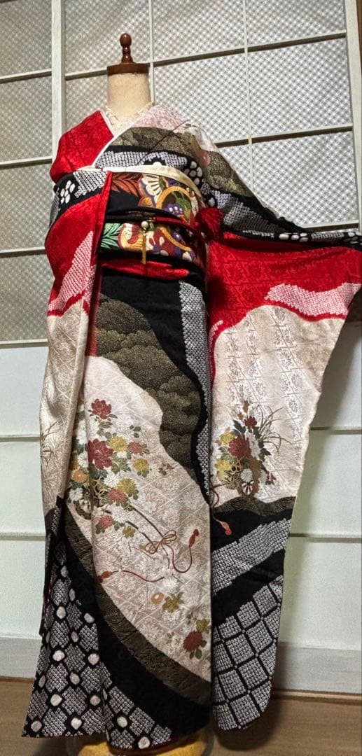 セミアンティーク 振袖7点セット 正絹部分絞りに箔使い　 赤黒白 華やか古典美