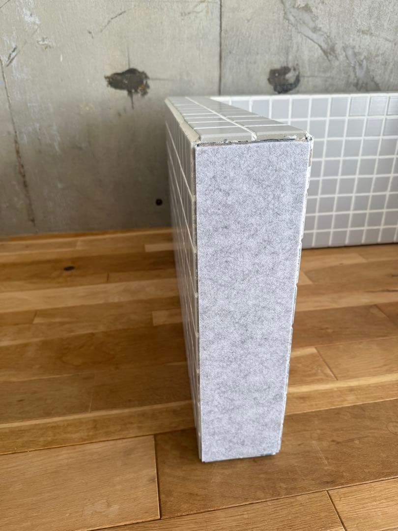 ライトグレー タイルテーブル