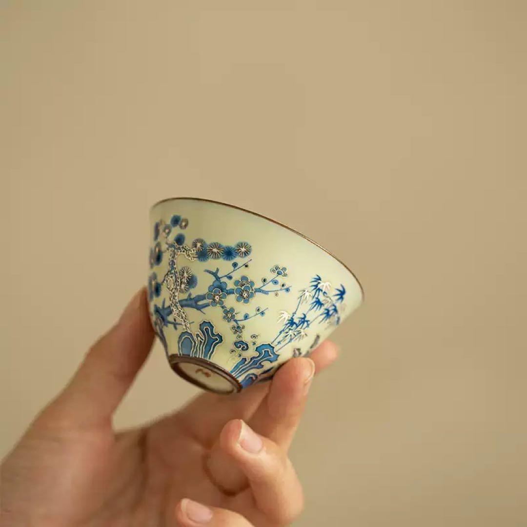 青色花柄クリーム色茶碗