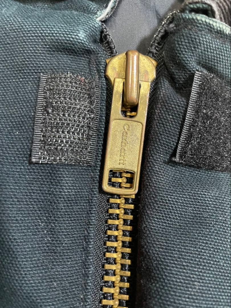 カーハート　トラディショナルジャケット　ブラック短丈　企業ロゴ　フェード　深緑