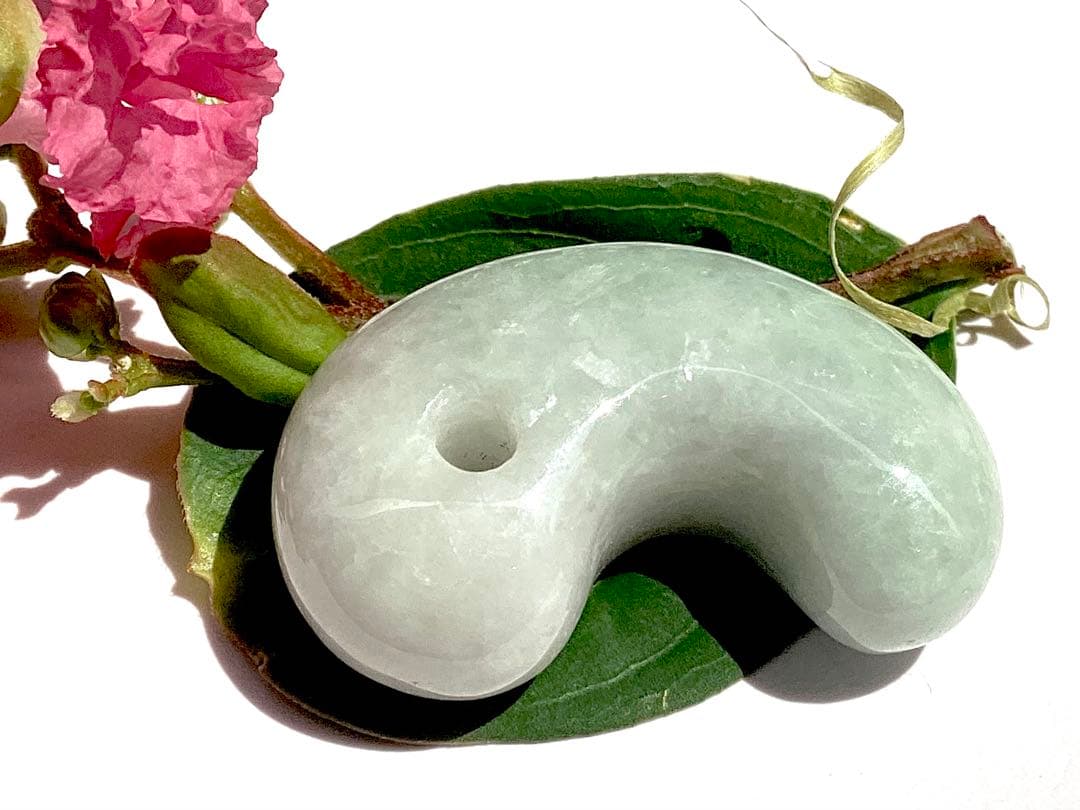 ✳摩訶不思議**吉祥開運　糸魚川翡翠小滝産*勾玉　守護石にお持ちください　鑑別書