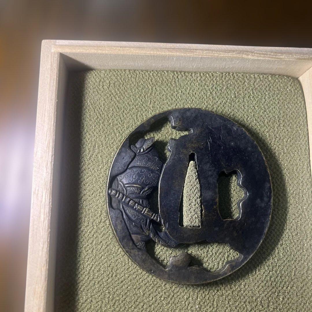 武士彫刻 鉄製刀の鍔2点