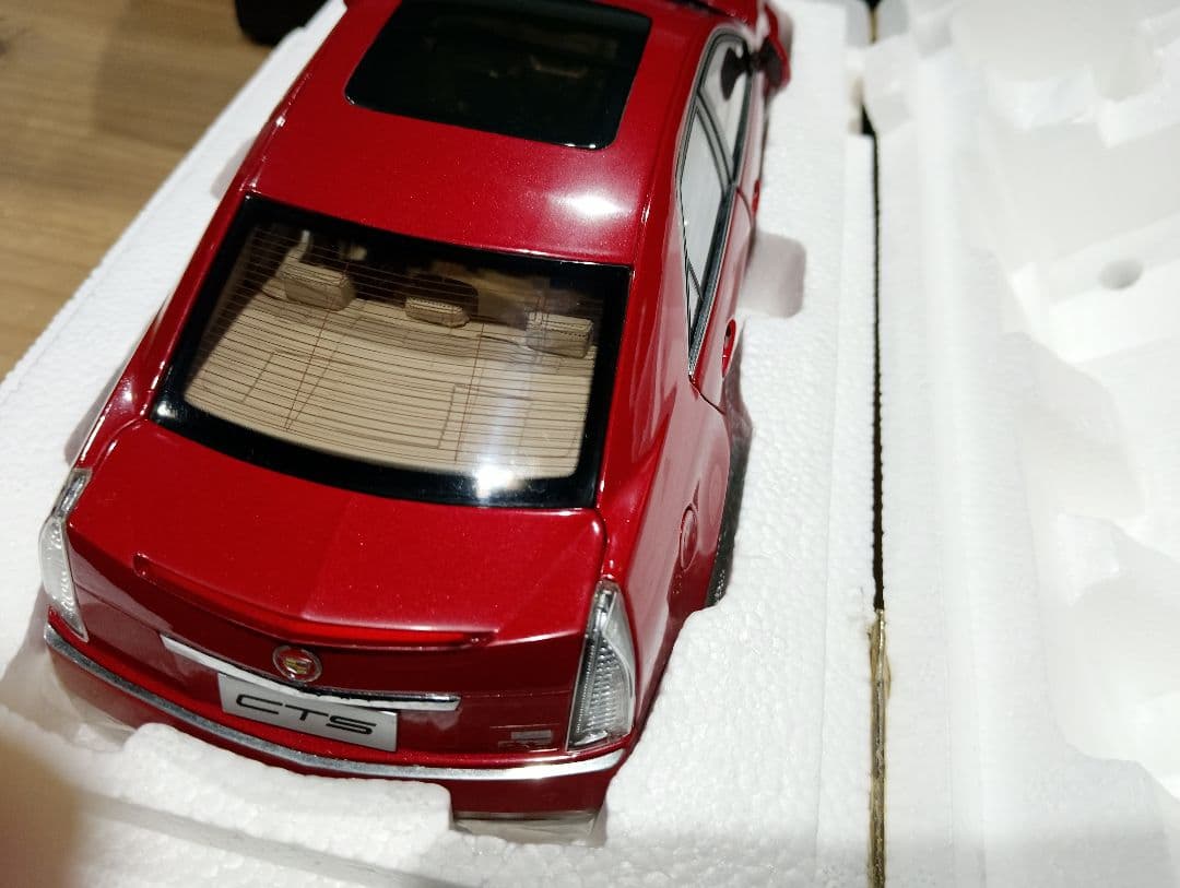 1/18 キャデラック　CTS　セダン　ディーラー品　ミニカー　レッド