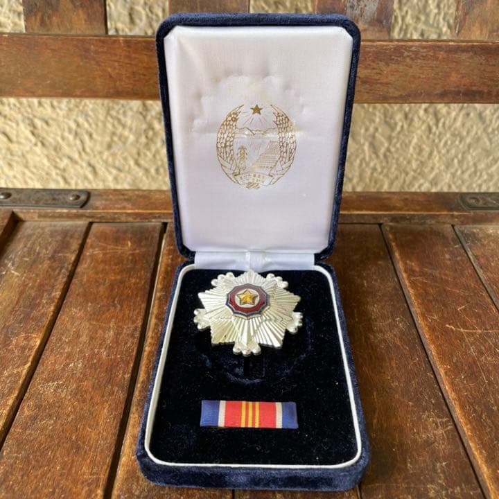 希少！北朝鮮　勲章ヴィンテージ箱付き　メダル　バッジ　ミリタリー雑貨