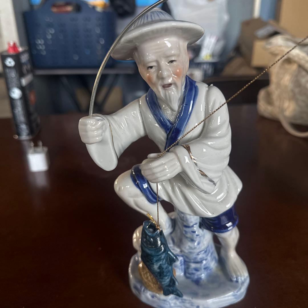 釣りをする老人の陶器像