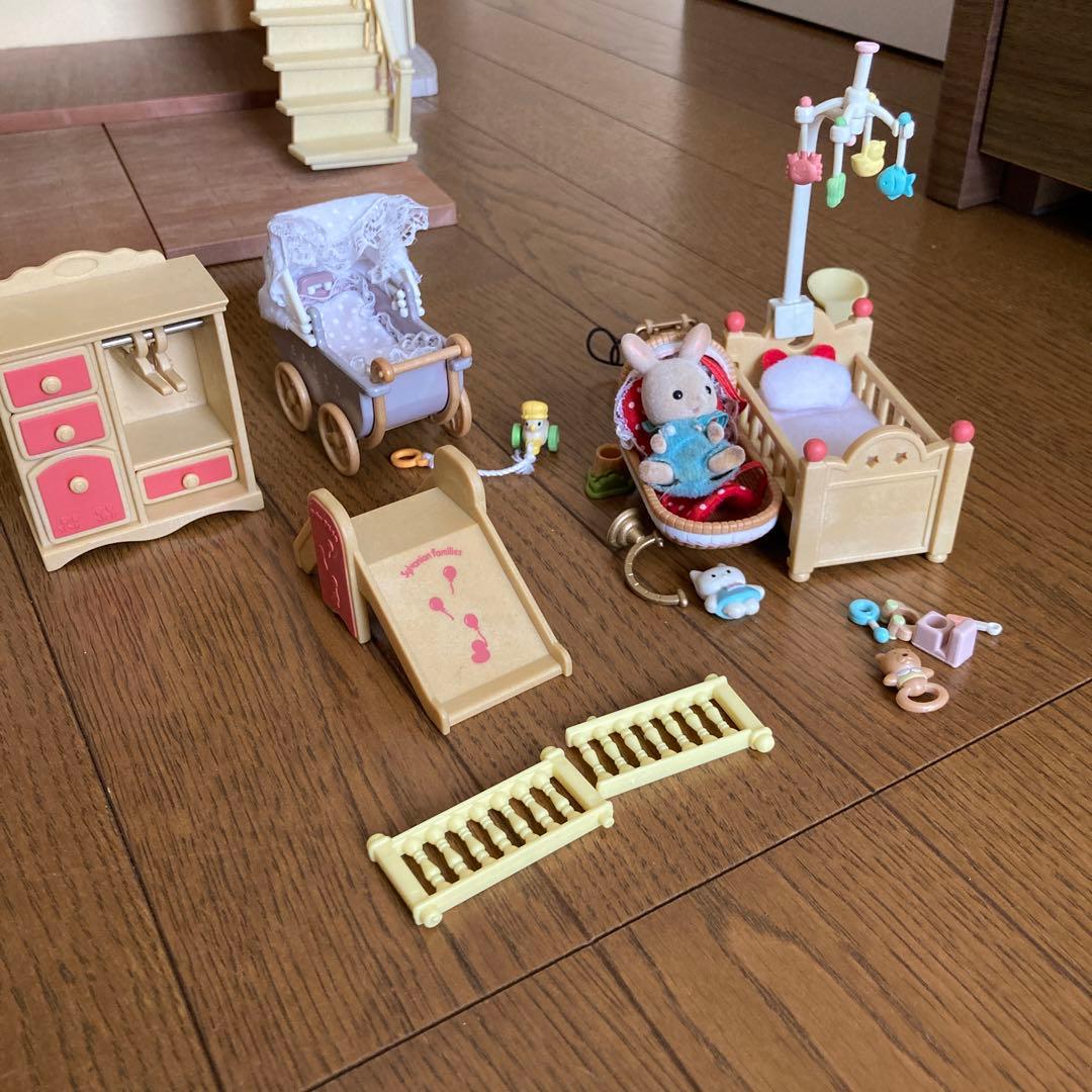 シルバニアファミリー　あかりが灯る大きなお家　家具セット他色々