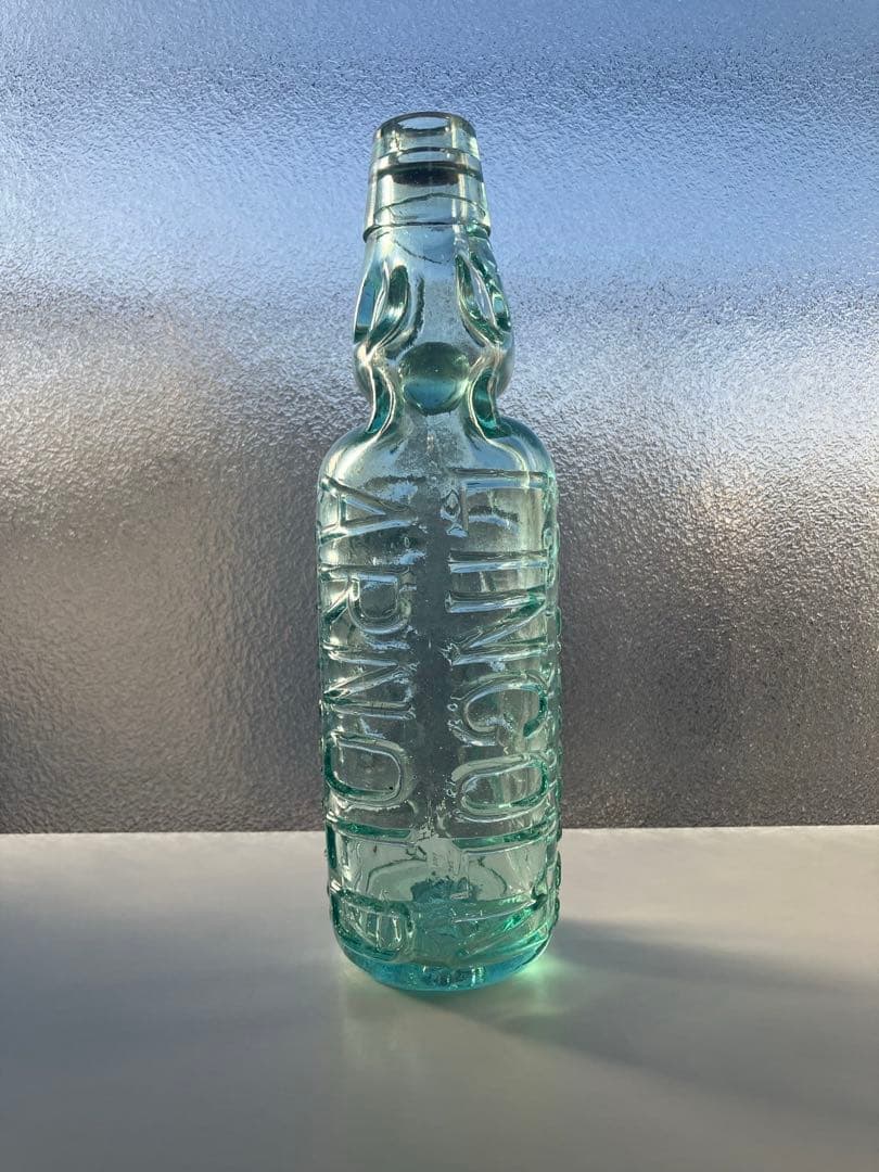 英国製　ビンテージガラス瓶　エンボス入りガラス瓶