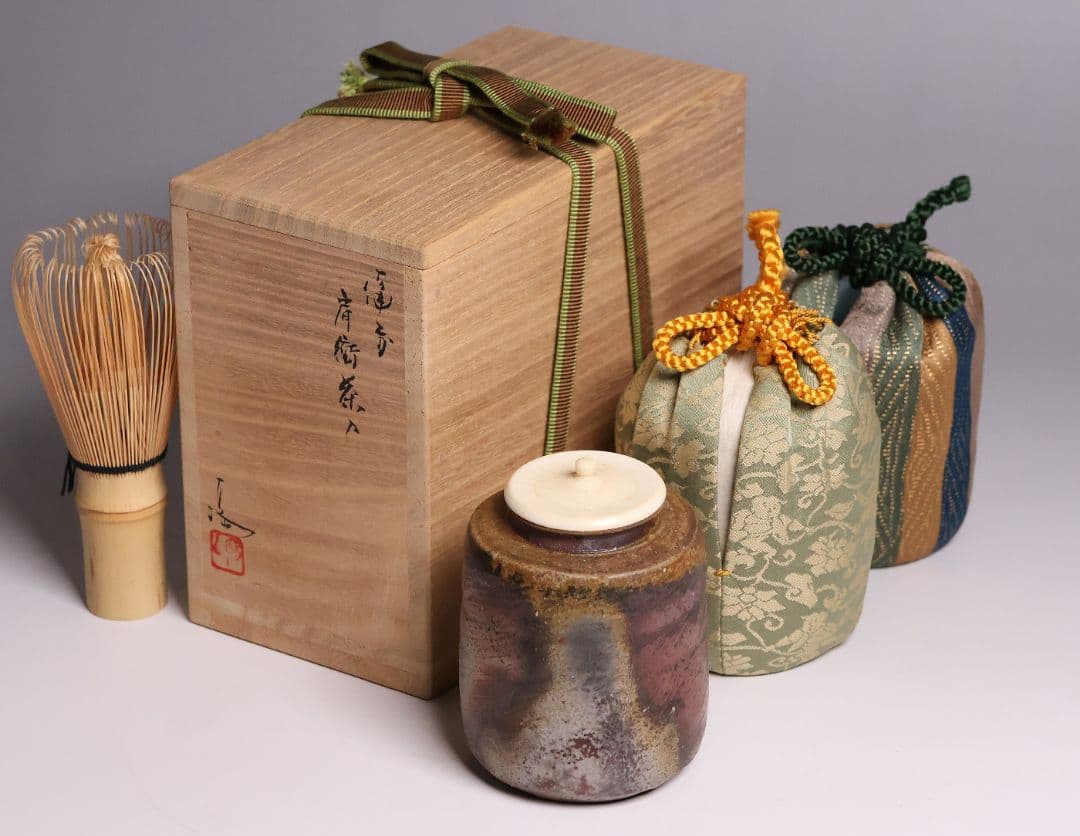 茶道具 伊勢崎満 備前焼 肩衝茶入 仕覆(2点) 共箱 陶歴 陶芸【CM340】