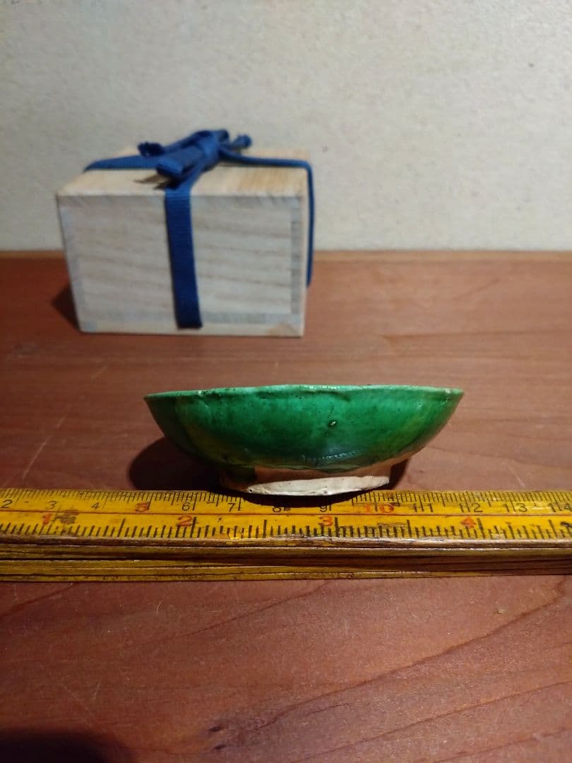 緑色の陶器製浅皿
