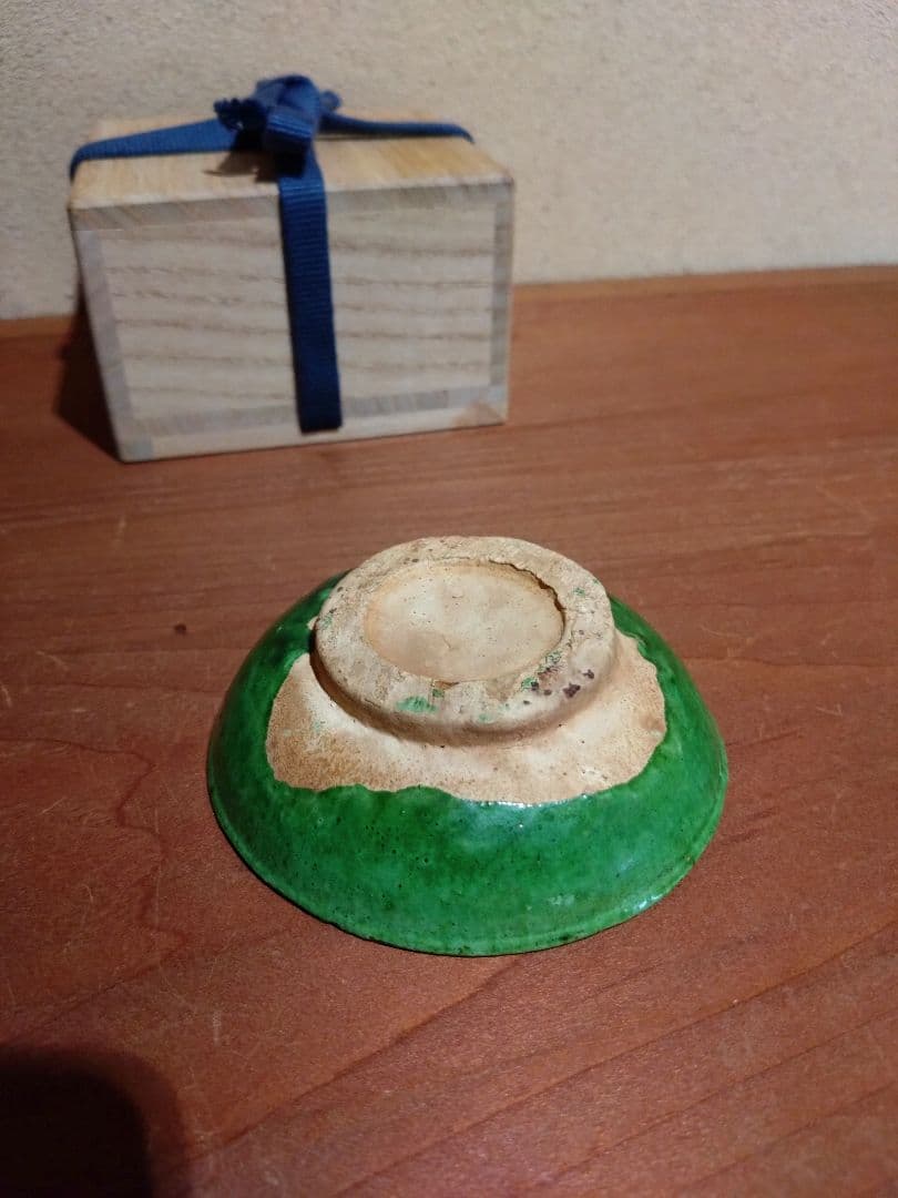 緑色の陶器製浅皿