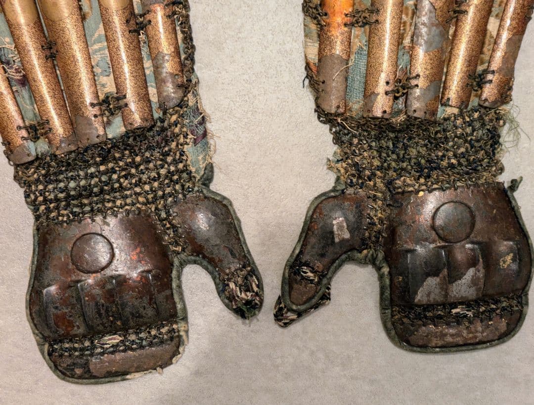 桃山から江戸初期 家紋 鉄製籠手 甲冑 面頬 前立て 武将 鎧 兜 武具 骨董