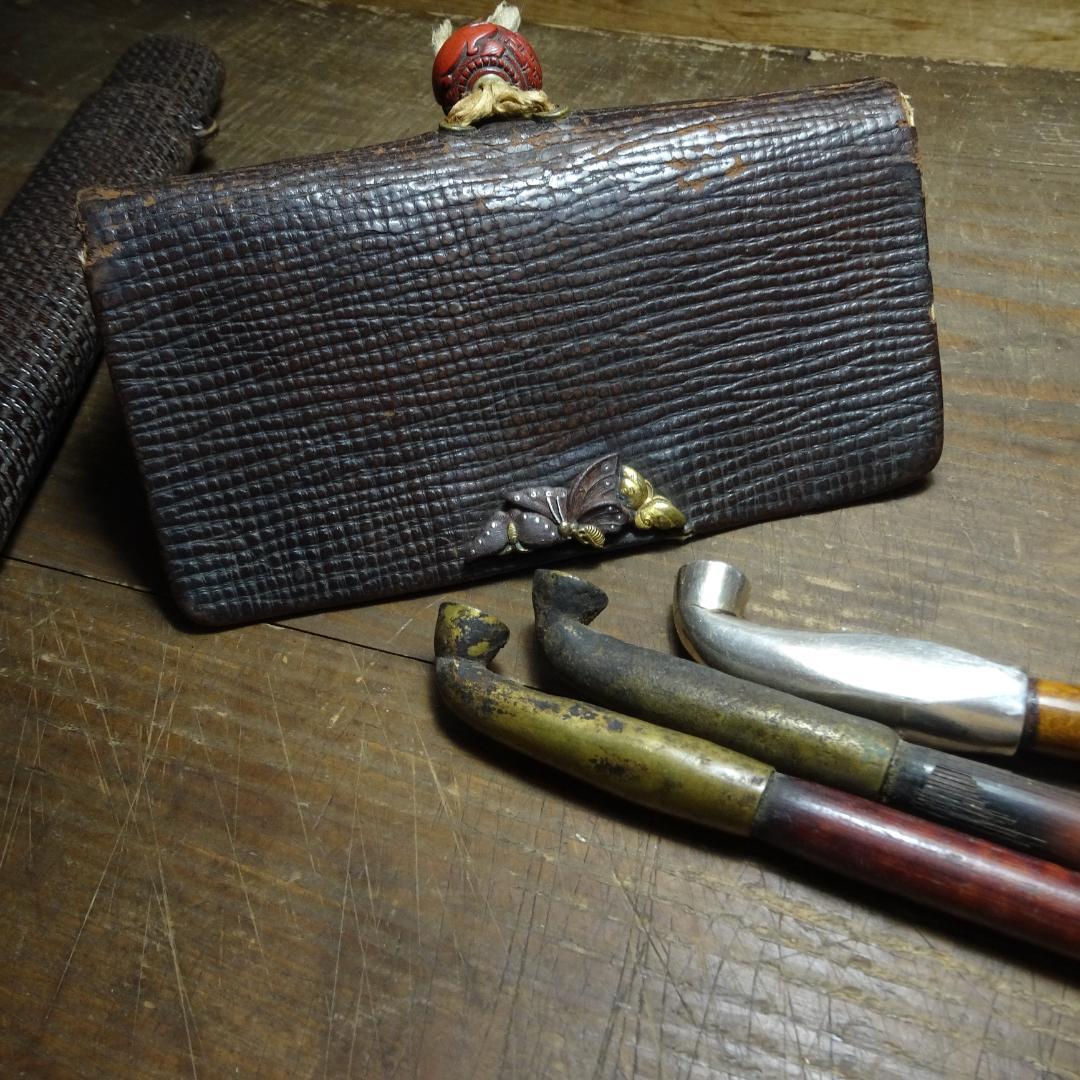 古い 煙草入れ+煙管入れ+煙管３つ　　　蝶の前金具　根付