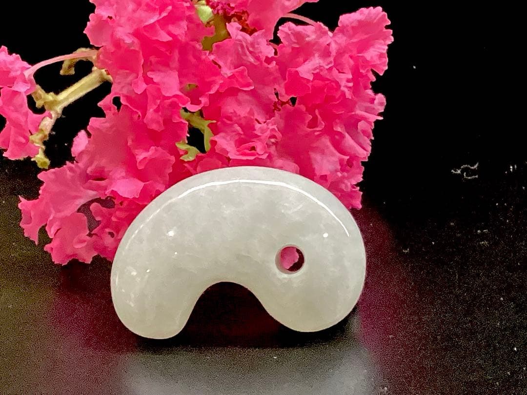 ✳買って損無し‼️氷肌アイスジェイド糸魚川翡翠　本物硬玉勾玉　守護石お守り鑑別書付