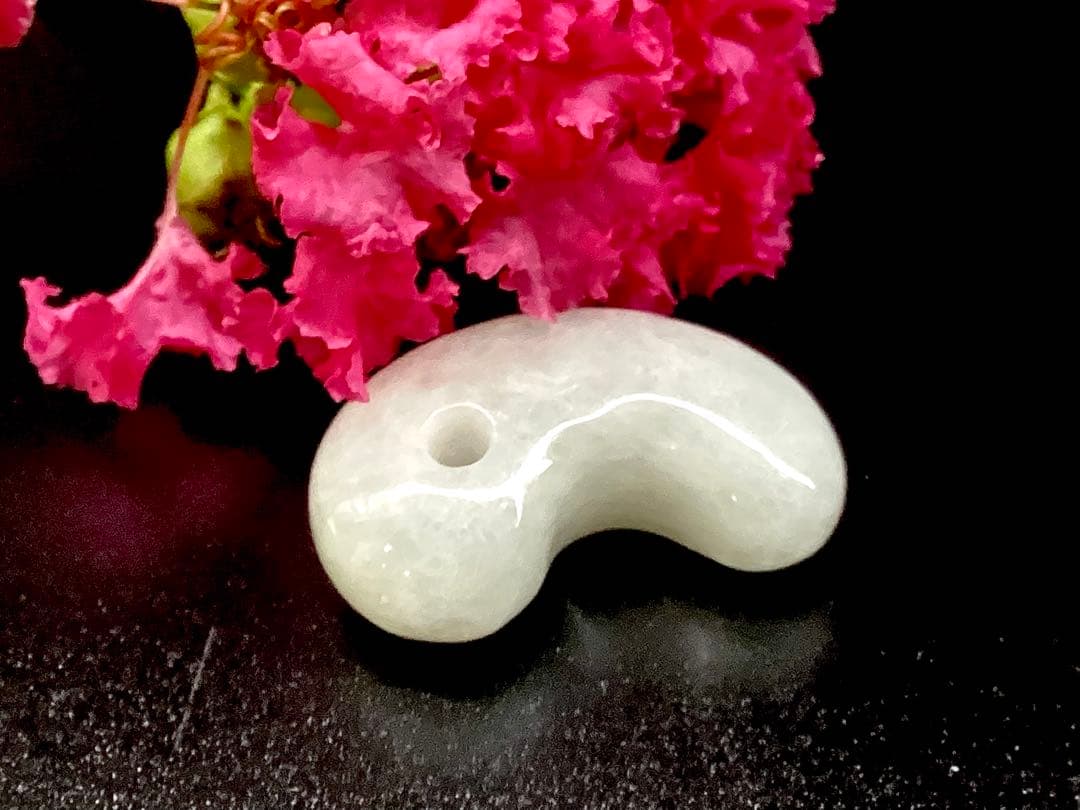 ✳買って損無し‼️氷肌アイスジェイド糸魚川翡翠　本物硬玉勾玉　守護石お守り鑑別書付