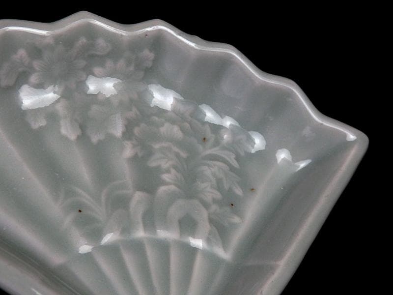 三田青磁　岩に菊の図　扇形手塩皿　C468AS-BZg