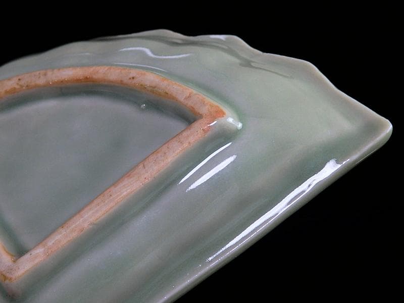 三田青磁　岩に菊の図　扇形手塩皿　C468AS-BZg