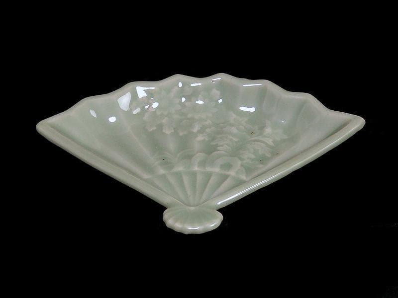 三田青磁　岩に菊の図　扇形手塩皿　C468AS-BZg