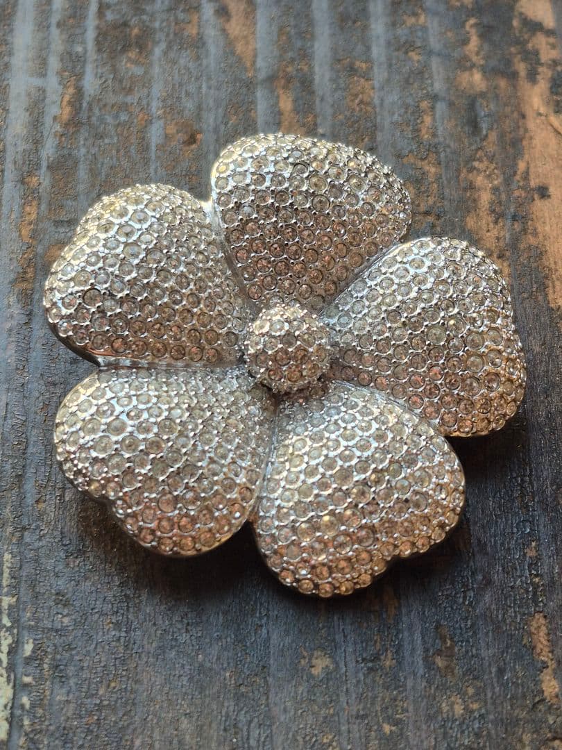 【SWAROVSKI / スワロフスキー】 フラワーモチーフ パヴェ ブローチ