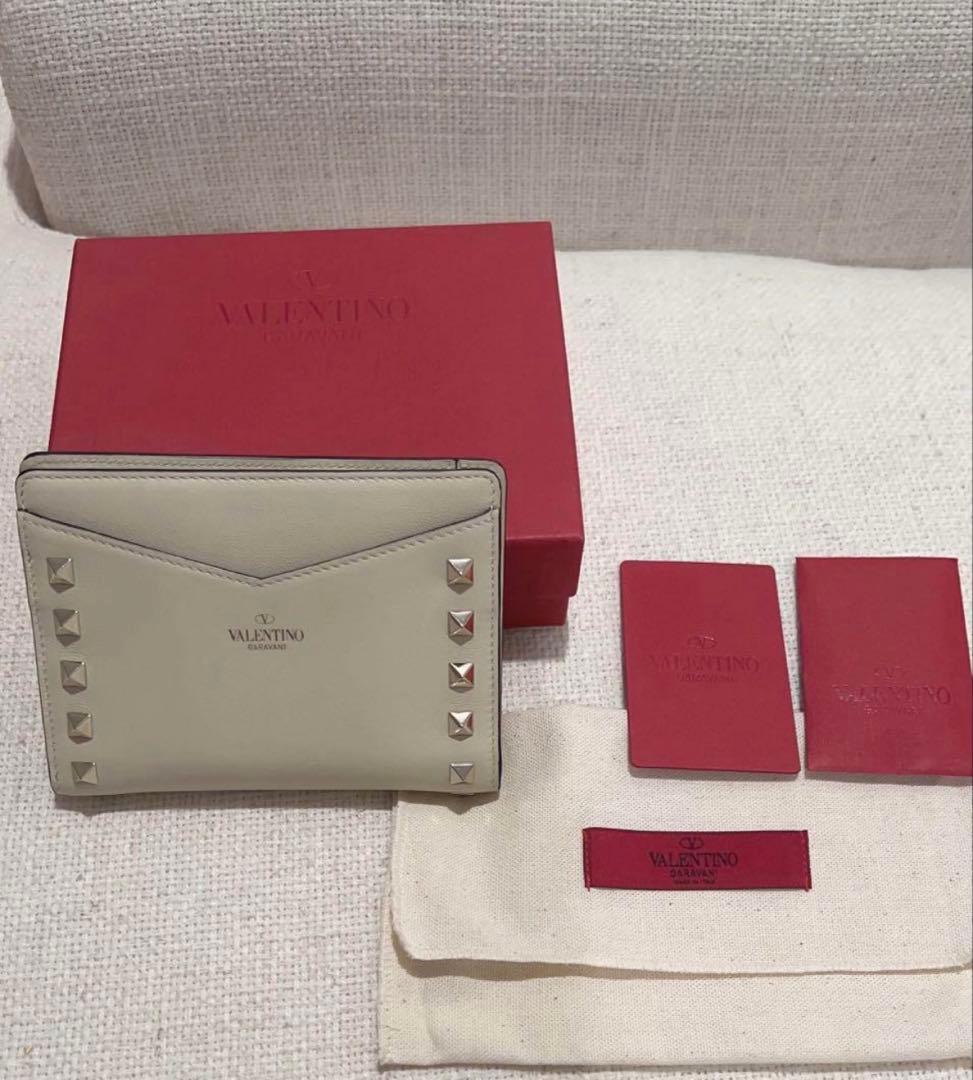 新品 Valentino パスポートケース ホワイト スタッズ付き カバー