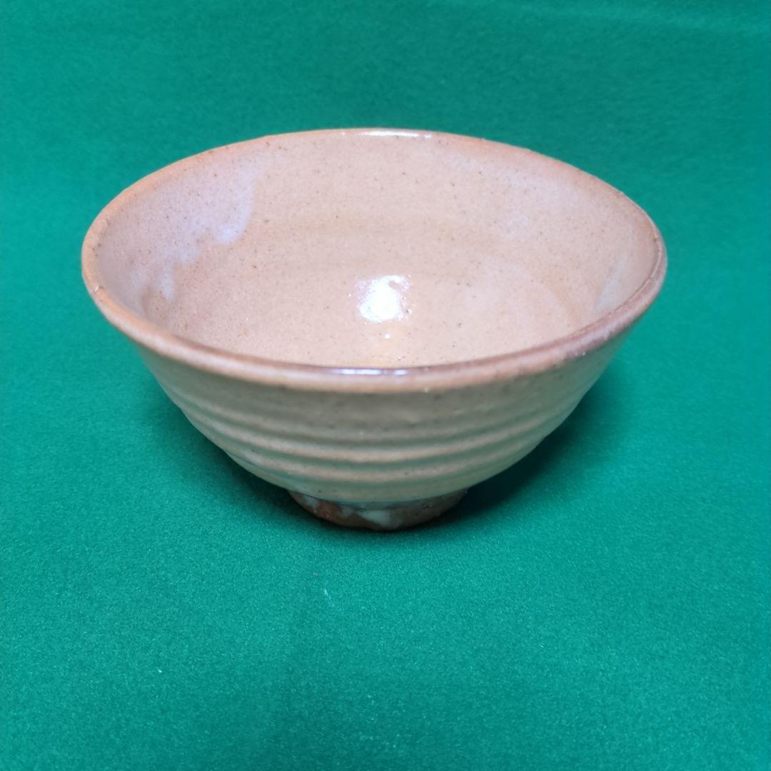 ストライプ模様のベージュ茶碗