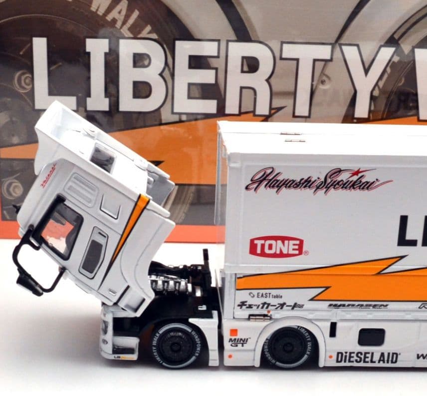 リバティウォーク・LBトラックスミツビシフソースーパーグレートトランスポーター