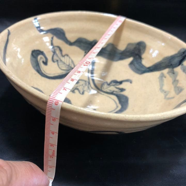 古美術◼️蔵から見事な殴り書きされたツル植物の抹茶茶碗が出てきた。茶道具、花道具