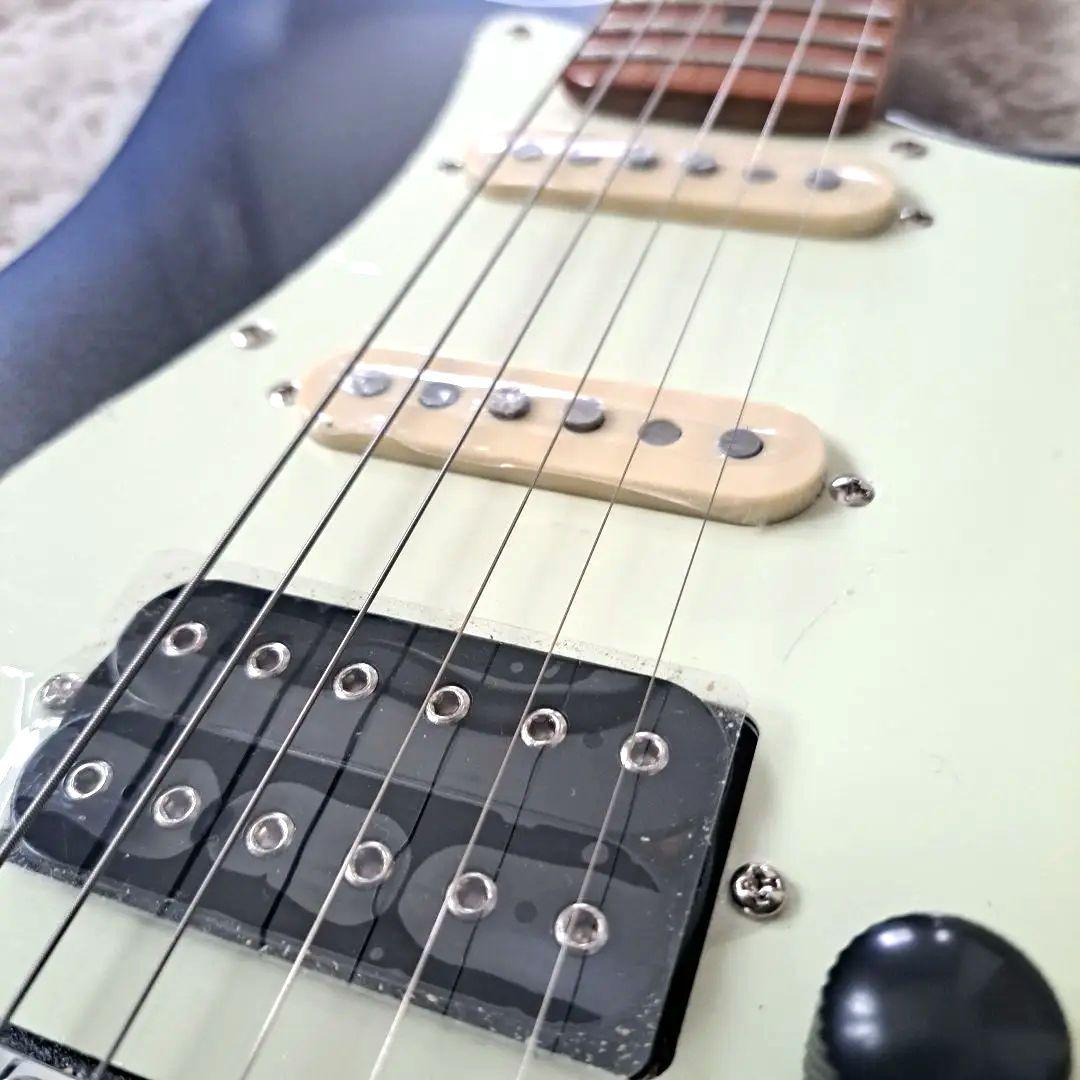 高品質アルダー材とローステッドメイプルネックを採用したプロ仕様のスマートギター