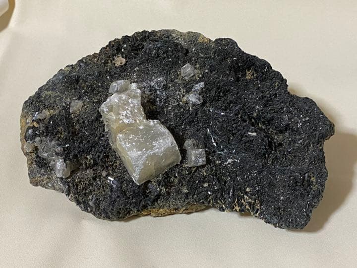 骨水晶　bone quartz  緑簾石　661g