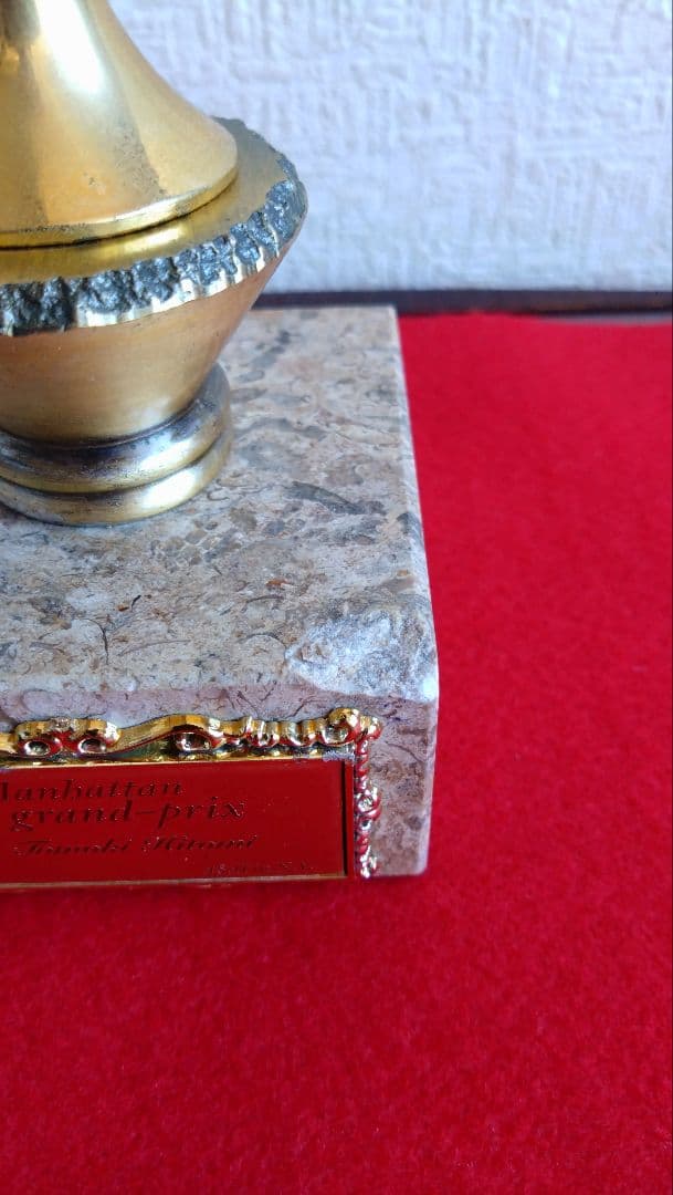 人見友紀　伝説の逃亡画家　トロフィー