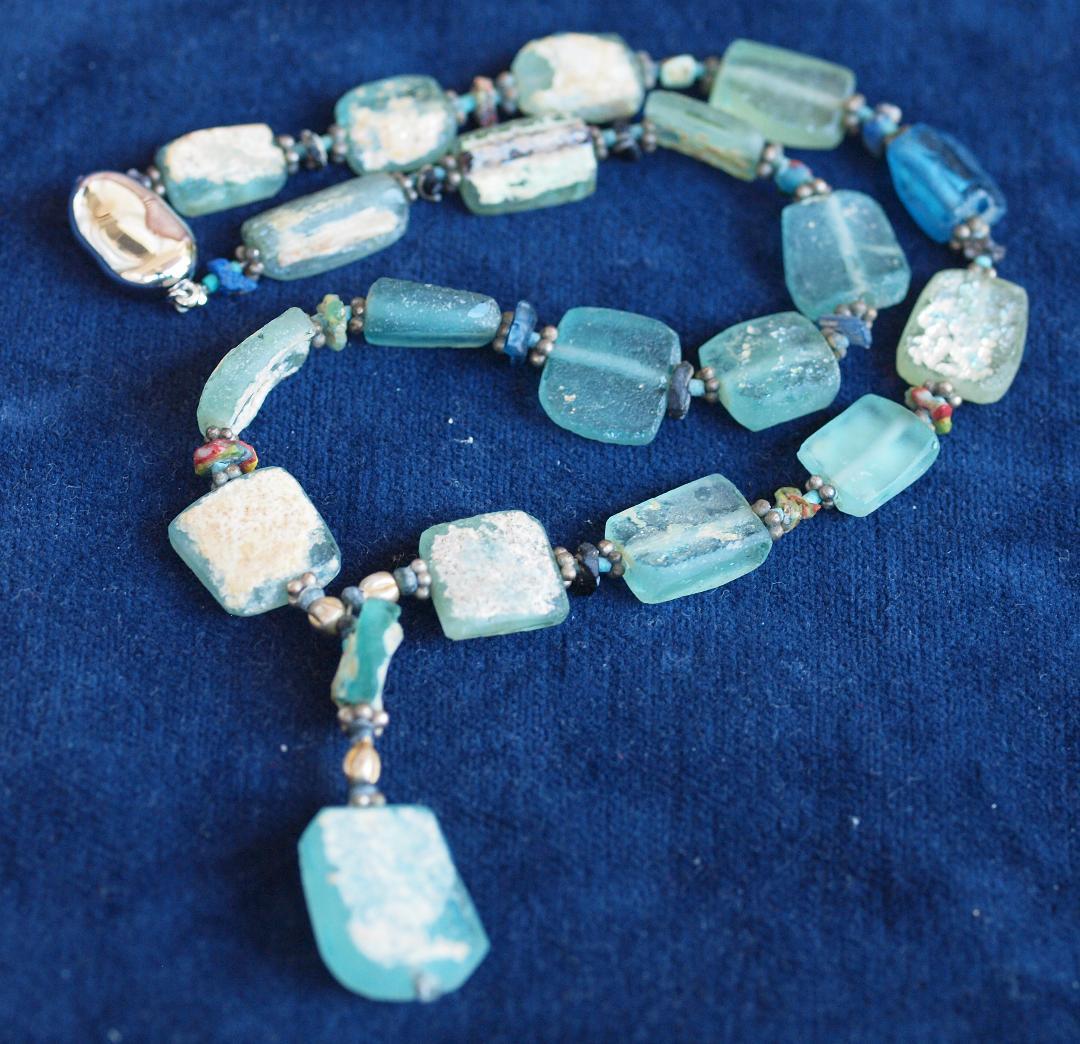 奇麗に銀化したフラット・ローマン・ガラス・ビーズとモザイク・ビーズ片の一連