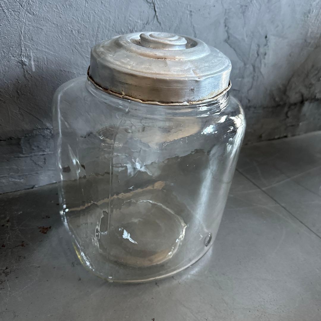 ヴィンテージガラス製　四角い瓶 金属蓋付き