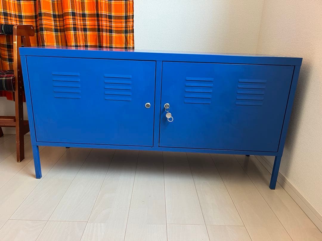 青い金属製テレビボード