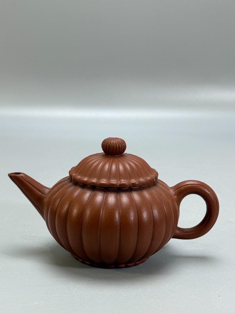 中国茶器　紫砂壺　宜興 在銘 朱泥 菊形 急須 底款：顧景舟
