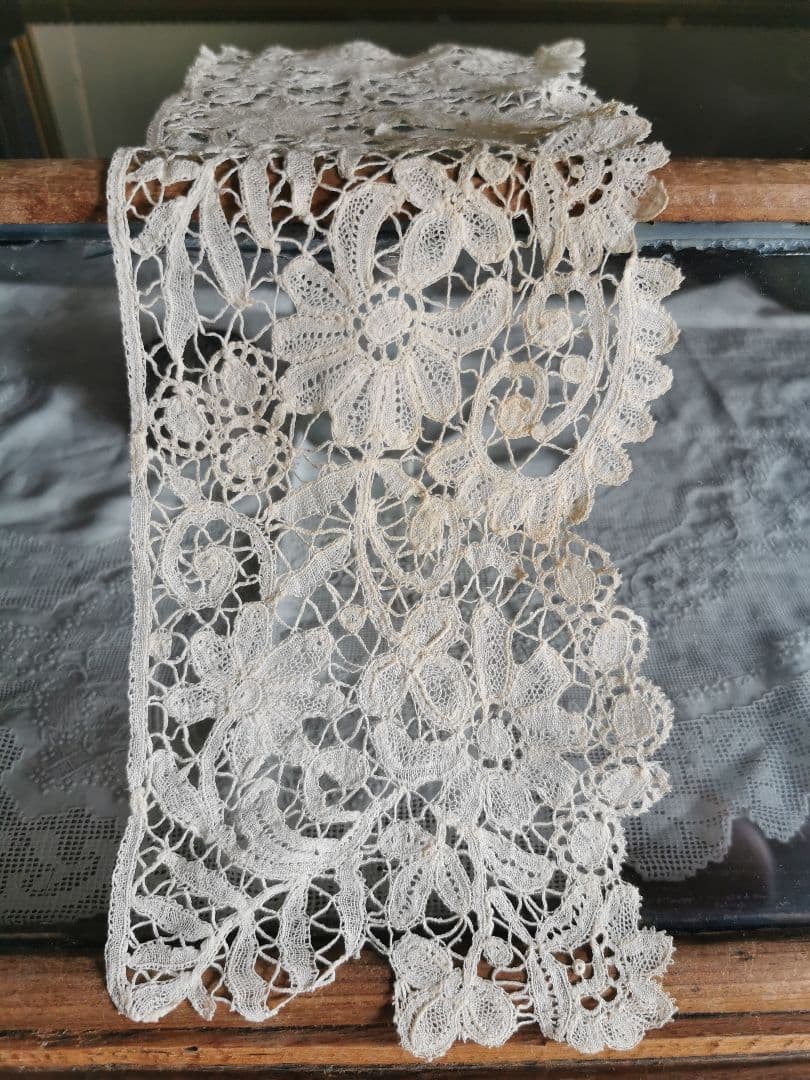 アンティーク 二輪のポワンドローズ デュセスレース 西洋菊 三つ葉 額装にも